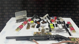 Amasyada silah kaçakçılığı operasyonu: 5 ruhsatsız silah ve 600den fazla fişek ele geçirildi
