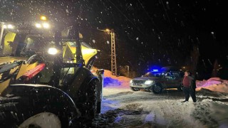 Ambulans, çığ nedeniyle kapanan yolda mahsur kaldı