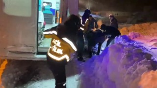Ambulans karla mücadele ekiplerinin yardımıyla hastaya ulaştı