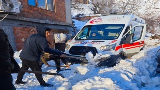 Ambulansa yol açmak için küreklerle seferber oldular