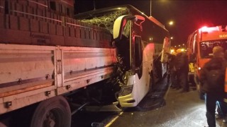 Anadolu Otoyolunda otobüs ile tırın karıştığı kazada ölü sayısı 2ye yükseldi