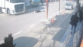 Anayola çıkan tıra, motokurye böyle çarptı