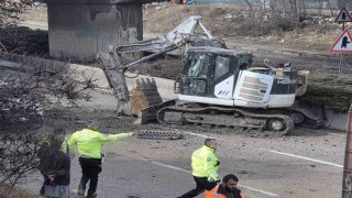 Ankarada facianın eşiğinden dönüldü: Tırdaki kepçe köprüye takılıp yola düştü