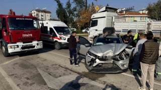 Antalyada 3 aracın karıştığı zincirleme kazada otomobilde sıkışan sürücüyü itfaiye çıkardı