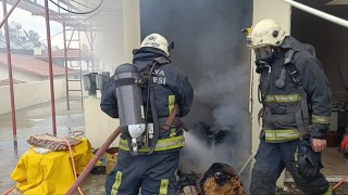 Antalyada 5 katlı apartmanın çatı katında korkutan yangın