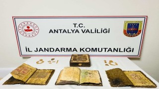 Antalyada durdurulan araçtan tarihi Kuran-ı Kerim ve tarihi eser çıktı
