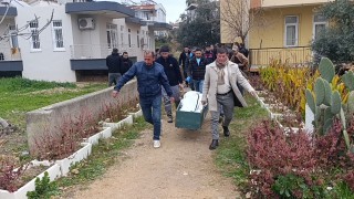 Antalyada evinde karnından vurulmuş halde ölü bulundu
