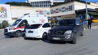 Antalyada iki otomobilin çarpıştığı kazada aynı aileden 3 kişi yaralandı