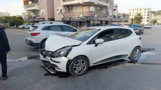 Antalyada kontrolsüz kavşakta otomobiller çarpıştı: 2 yaralı