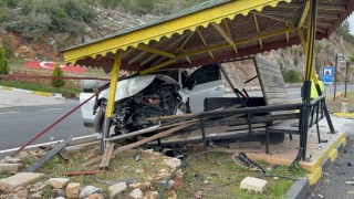 Antalyada otomobil jandarma bekleme noktasına çarptı: 4 yaralı