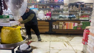 Antalyada sağanak hayatı felç etti: İş yerleri su basan esnaf sabahın ilk ışığıyla temizliğe başladı