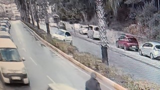 Antalyada virajı alamadı, palmiye ağacına çarptı
