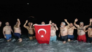 Antalyade ritüel bozulmadı, deniz tutkunları 2026ya da denizde girdi