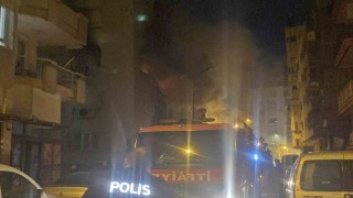 Apartman dairesi küle döndü, ev sahibi komşuların yardımıyla evden çıkartıldı
