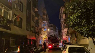Apartmanın çatısından yükselen yoğun duman ekipleri harekete geçirdi