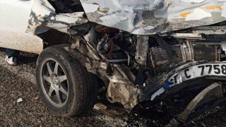 Arabanda otomobil ile kamyonet çarpıştı: 2 yaralı