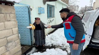 Arabanda yoğun kar yağışına rağmen 500 aileye sıcak yemek ulaştırıldı