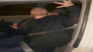Aracına çarpan 3 kişiyi kendinden geçmiş halde gördü, o anları kayda aldı