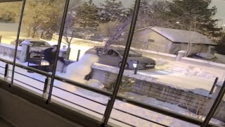 Aracından indi kardan adamı yıkıp gitti