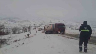 Araçlar karlı yolda mahsur kaldı