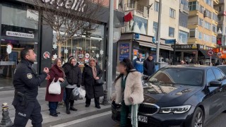 Araçların önüne atladı, trafiği birbirine kattı, kendisini durdurmak isteyen polisi peşine taktı