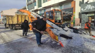 Ardahanda 3 gün süren yağışın ardından cadde ve sokaklardaki karlar temizleniyor
