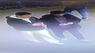 Arnavutköyde AVMde parfüm hırsızlığı kamerada