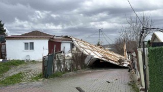 Arnavutköyde çatı 30 metre uçarak başka evin üzerine düştü