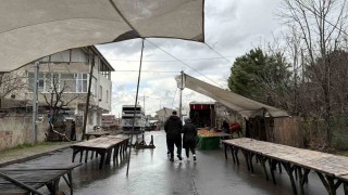 Arnavutköyde fırtına pazarı vurdu, 08.00den beri çadırı kuramadılar