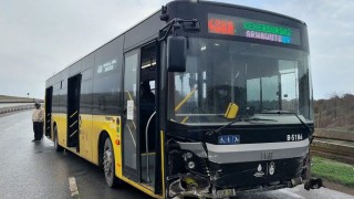 Arnavutköyde İETT otobüsü kazaya karıştı: 2 yolcu yaralandı