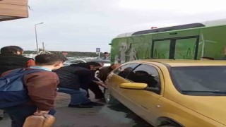 Arnavutköyde ilginç anlar: Otobüse yol vermek için aracı elleriyle kaldırdılar