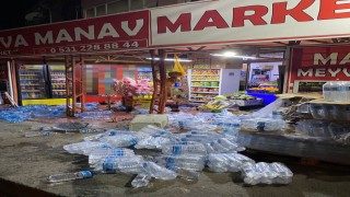 Arnavutköyde kontrolden çıkan minibüs markete daldı: Olası facia ucuz atlatıldı