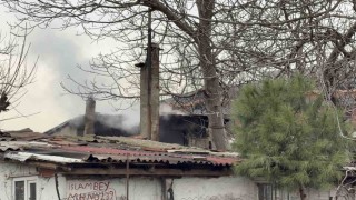 Arnavutköyde yaşlı adamın yaşadığı gecekondu alev alev yandı