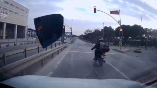 Arnavutköyde yol verme tartışması kamerada: Kırmızı ışıkta aynayı kırdı