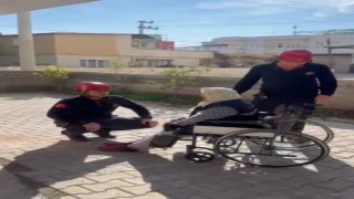 Asansör devre dışı kaldı, itfaiye yaşlı kadını evine taşıdı