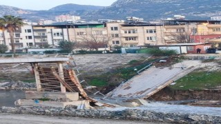 Asi Nehri üzerindeki yaya köprüsü çöktü
