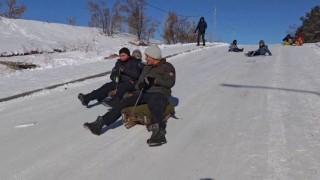 Aşkalede dondurucu soğuklara rağmen hayat devam ediyor: Çocuklar -30da kayarak eğlendi