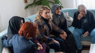 Asu Kaya’dan Şehit Ailelerine Ziyaret