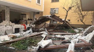 Ataşehirde doğal gaz patlamasında sokak savaş alanına döndü: 1 yaralı