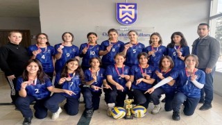 Atatürk Üniversitesi Vakıf Okulları küçük kızlar voleybol takımı il üçüncüsü oldu