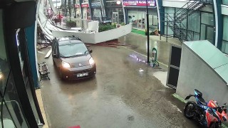 Avcılarda fırtına iş yerinin çatısının uçma anı kamerada