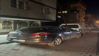Avcılarda şiddetli rüzgarda kopan 6 metrelik demir çubuk otomobile saplandı