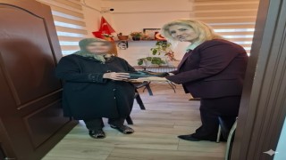 Ayakkabısı olmadığı için terlikle dolaşan yaşlı kadına mahalle muhtarı yardım etti