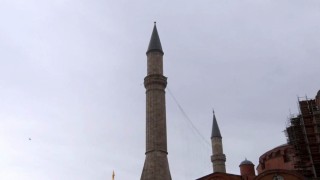 Ayasofya Camiinin alemi şiddetli rüzgar nedeniyle düştü