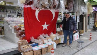 Aydınlı esnaftan 5 metrelik bayrak tepkisi