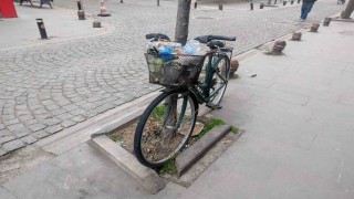 Aylardır ağaca kilitli duran bisikleti çöp kutusuna çevirdiler