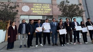 Ayvalıklı şef adayı öğrenciler İstanbuldan 15 madalya ile döndü