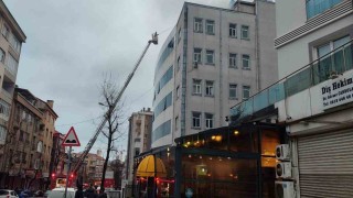 Bağcılarda kapatılan hastanenin çatısında yangın