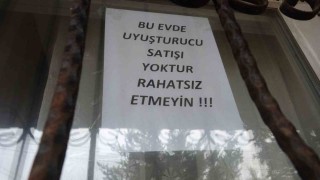 Bağımlılardan bıktı, evini camına Bu evde uyuşturucu satışı yoktur, rahatsız etmeyin yazlı not astı