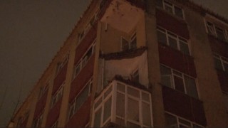 Bahçelievlerde daha önce boşaltılan binanın balkonu sağanak sonrası çöktü